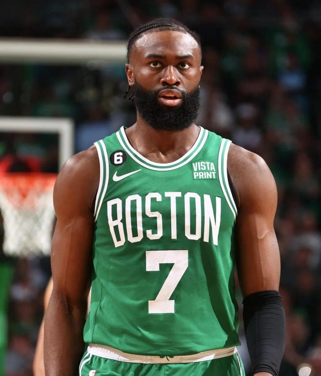 北京男篮全队为周琦庆祝29岁生日，翟晓川送上“蛋糕洗脸”