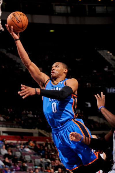 曼联在关键比赛中表现不佳，换人失误导致防守漏洞，边路优势被对手逆转，整体表现令球迷不满。