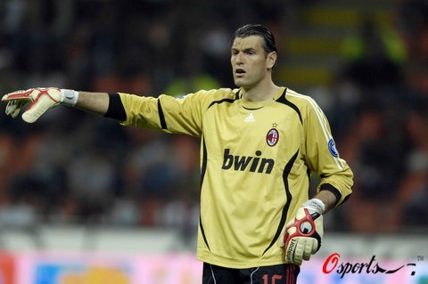 洛里：温哥华的人造草皮质量太差，在这样的场地比赛不可接受