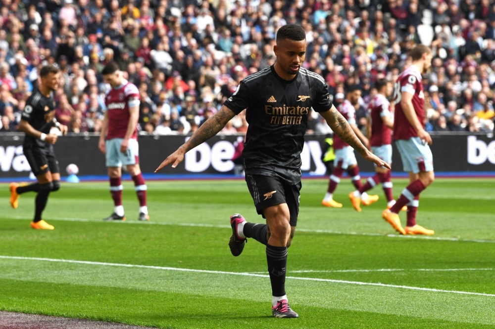 湖人詹姆斯关键三分带队取胜太阳