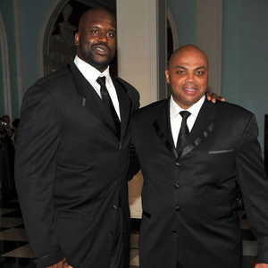 里程悲 詹姆斯达成湖人生涯3500助攻 准三双末节13分难阻惜败