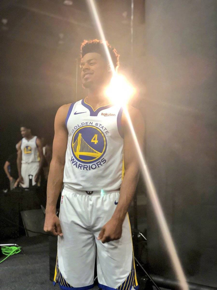 杨瀚森挣扎！勇士狂胜22分，拒绝开拓者四杀，库里迎4200三分纪录